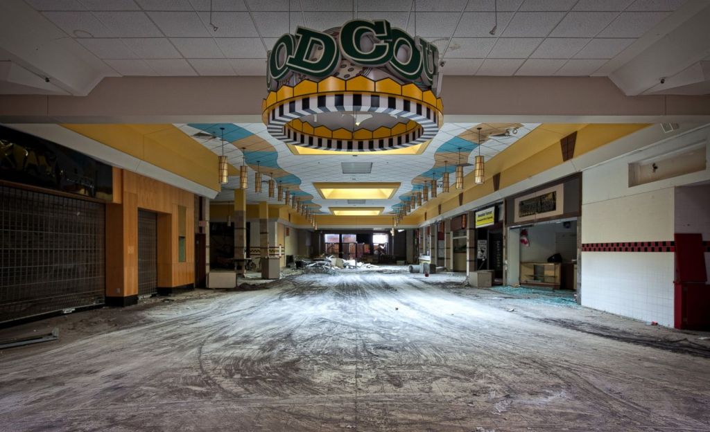 "Abandoned Beauty: Capturing the Eerie Charm of Empty Shopping Malls"